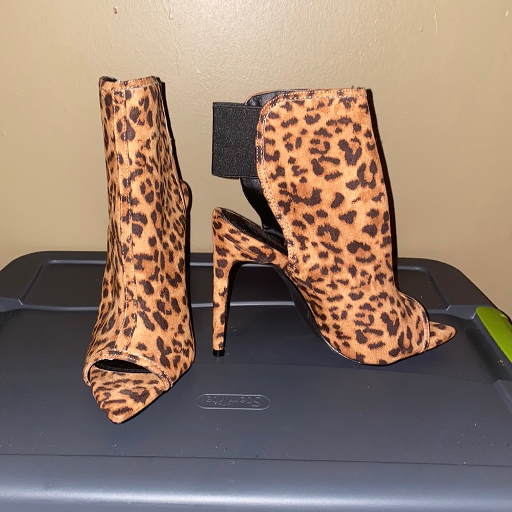 Miss Lola leopard heels